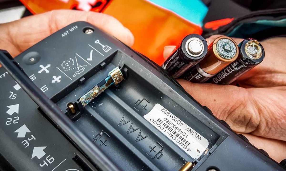 Un émetteur-récepteur d'avalanche, communément appelé « balise », est un appareil électronique qui émet et reçoit des signaux. En mode « émission », il émet un signal continu qui peut être détecté par d'autres émetteurs-récepteurs d'avalanche. Si vous ou un membre de votre groupe êtes ensevelis par une avalanche, les autres membres du groupe règlent leurs balises en mode « recherche » pour tenter de localiser la victime. L'émetteur-récepteur d'avalanche se porte près du corps, sous les couches extérieures de vêtements, et doit être maintenu à au moins 20 cm de tout objet métallique ou autre appareil électronique lorsqu'il est en mode « émission », et à 50 cm en mode « recherche ».