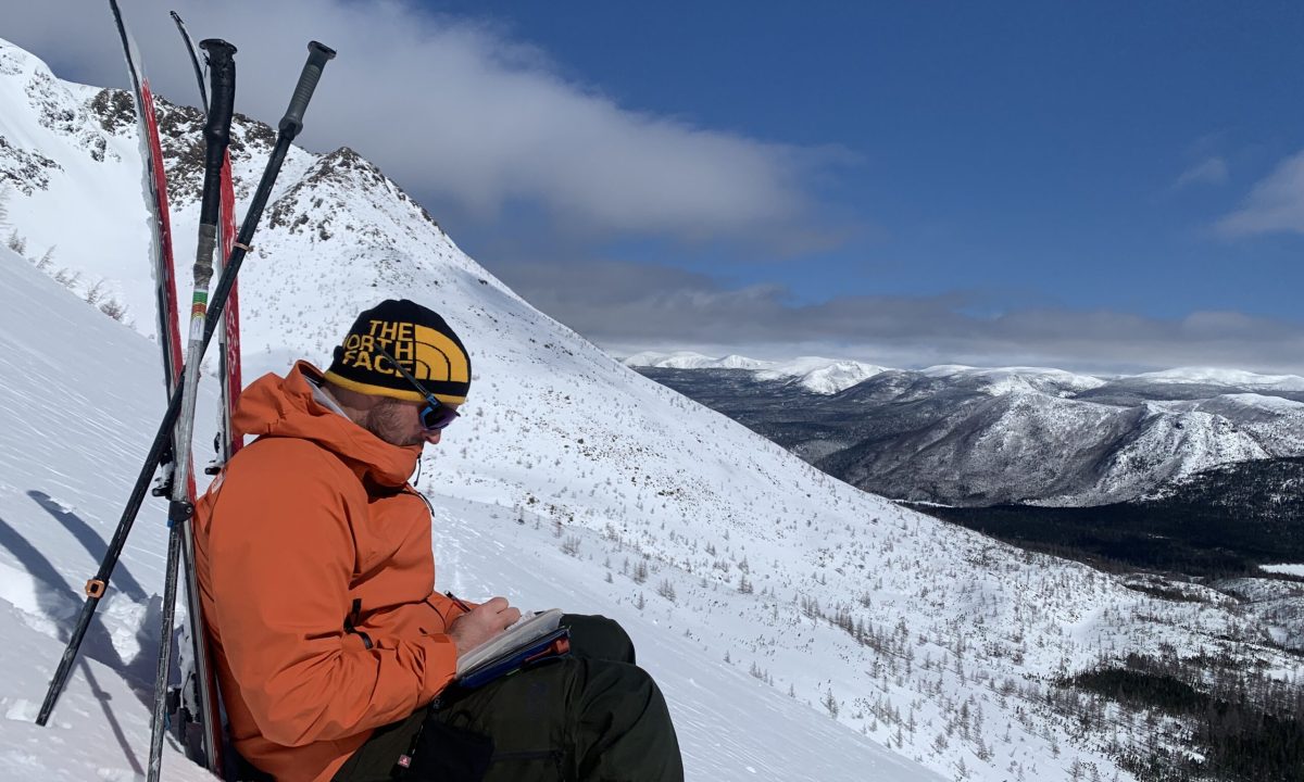 Un réchauffement rapide dû au rayonnement solaire, à des vents chauds ou à la pluie augmente également le risque d'avalanches.