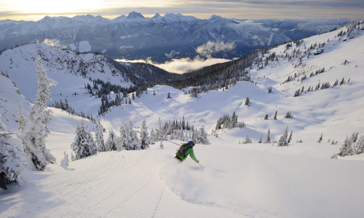 Le premier prix, d’une valeur de 5 000$ (ou remise en argent de 1000$), consiste en un crédit pour un séjour de ski de 8 jours (7 nuits/5 jours de ski) pour deux personnes à Revelstoke en Colombie-Britannique avec Voyages Gendron.  Crédit photo : Garrett Grove